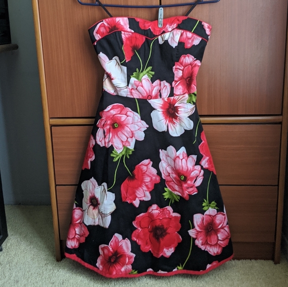 Le Chateau floral strapless dress with belt - Picture 1 of 10